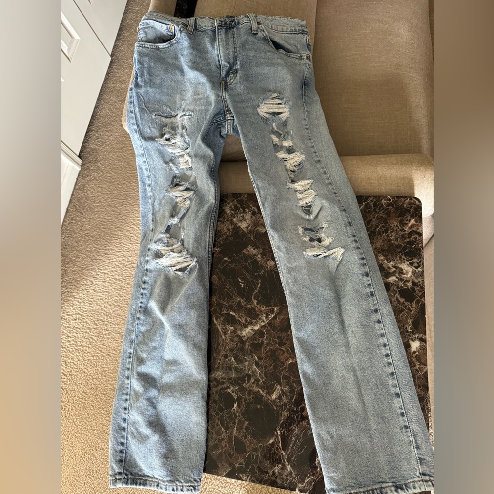 Men’s Distressed Levi Jeans